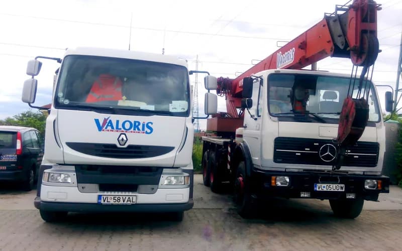 Camioane și macara din flota Valoris