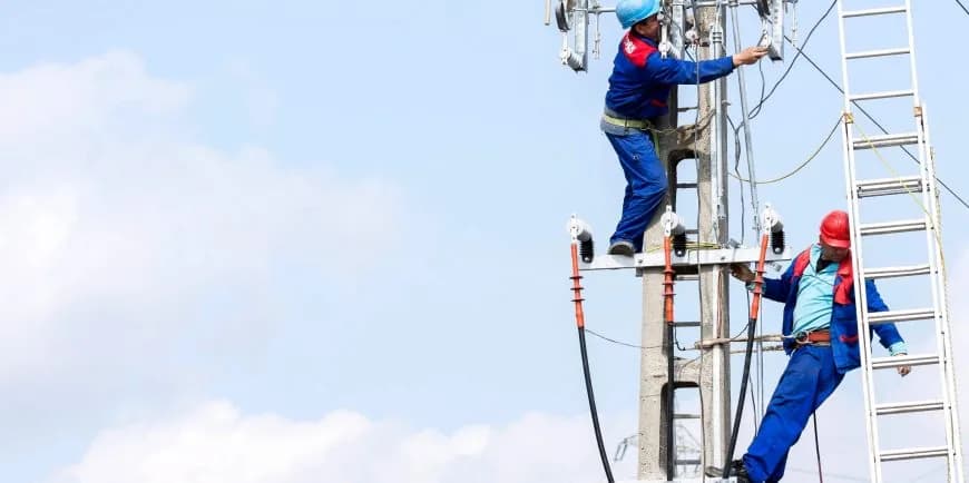 Electricieni Valoris lucrând pe o linie electrică aeriană