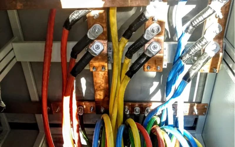 Bare de cupru și cablaj într-un tablou electric produs de Valoris