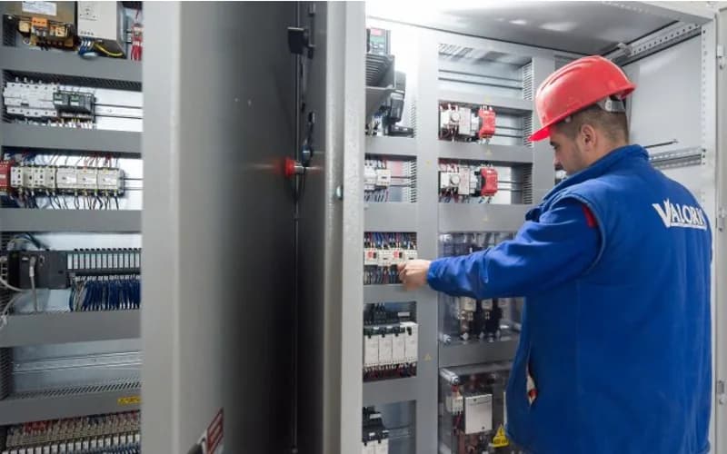 Tehnician Valoris la un tablou electric