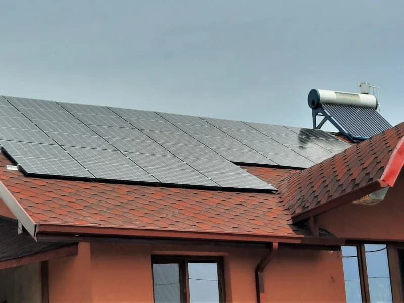 Panouri fotovoltaice montate pe acoperiș